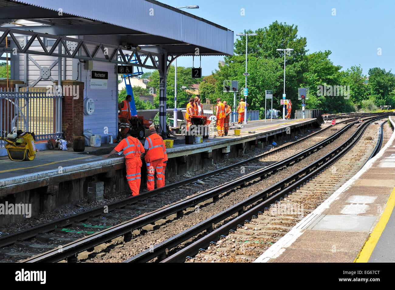 Pista de los trabajadores la reparación de la plataforma ferroviaria Foto de stock