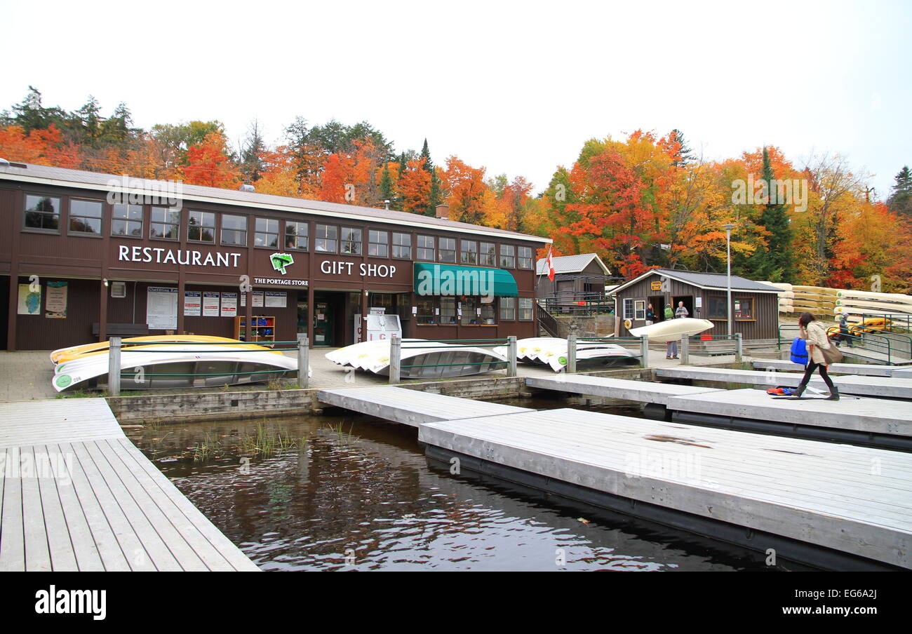Canoa de portage y restaurante en el Parque Algonquin en Ontario, Canadá Foto de stock