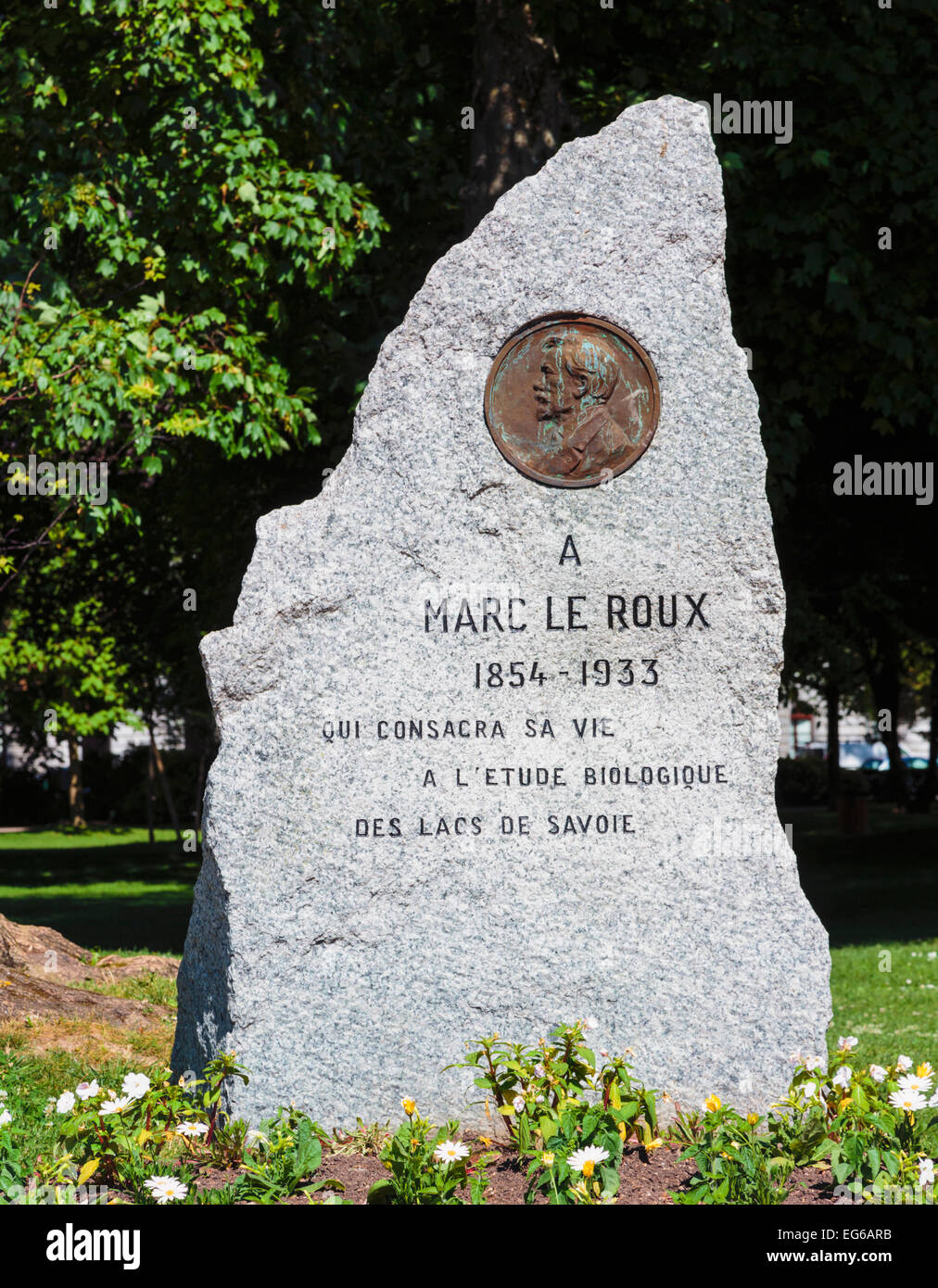 Annecy, Alta Saboya, Rhône-Alpes, Francia. Monumento a Marc le Roux, 1854 -1933, biólogo. Foto de stock