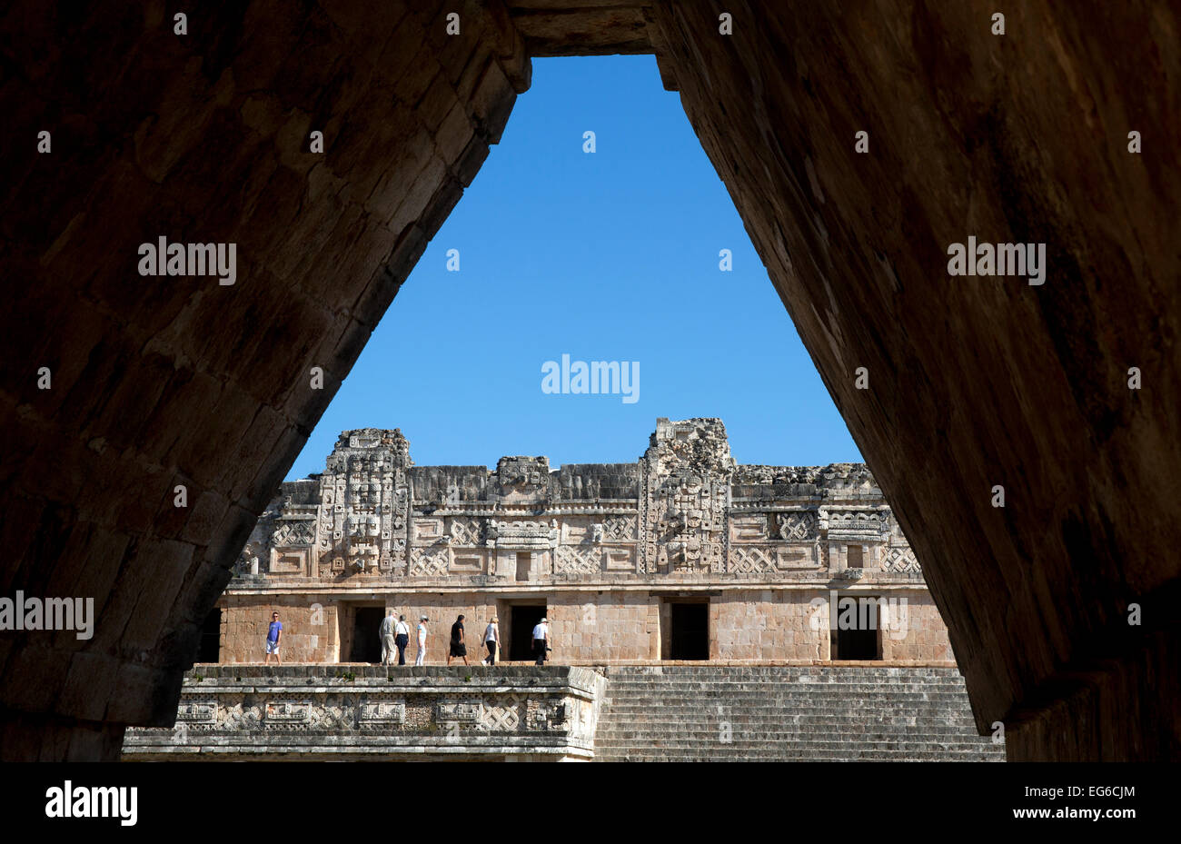 Corbeled arcada, la Nunnery Quadrangle, Uxmal, Yucatán, México. Foto de stock