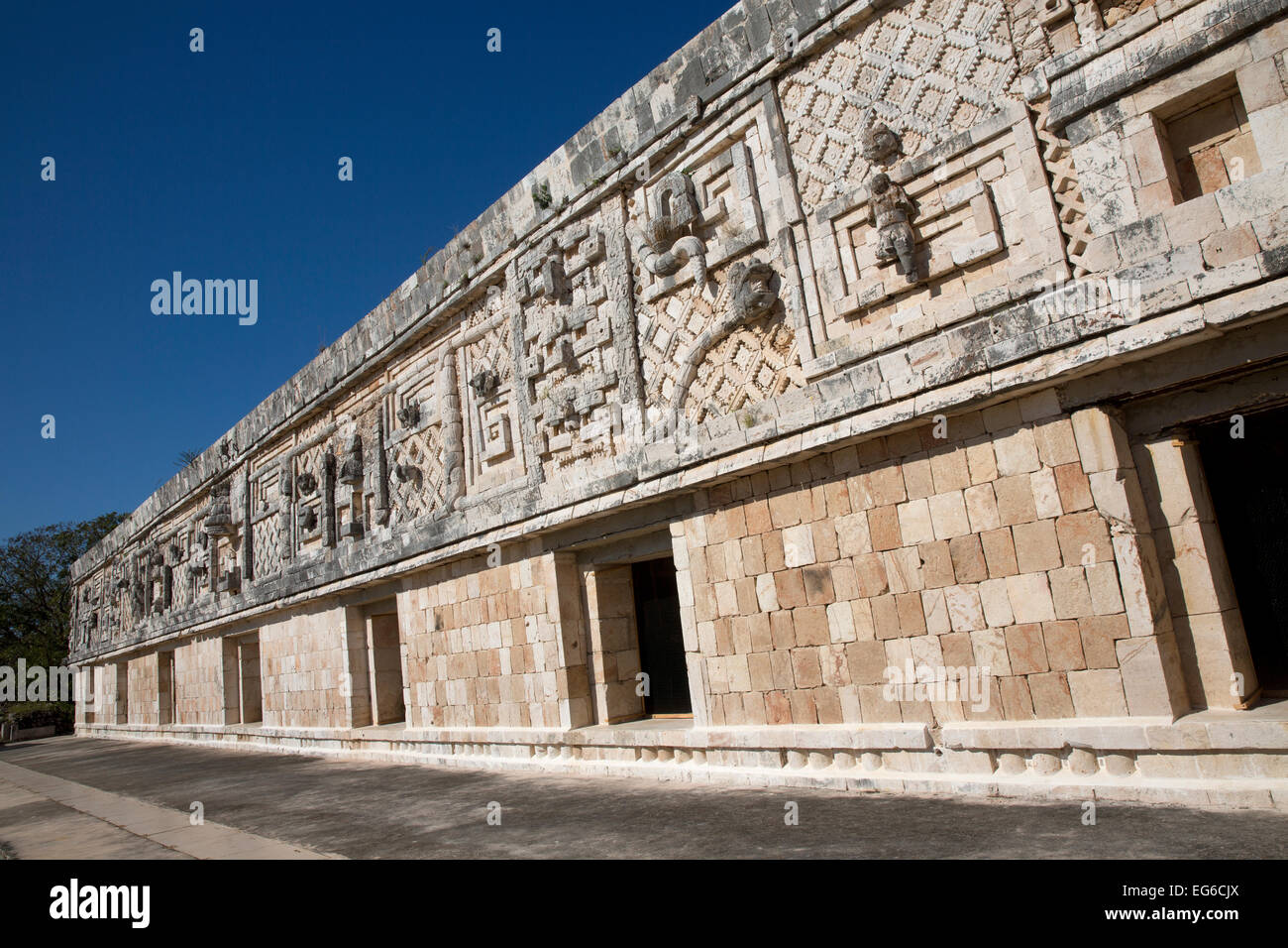 Ornamentada fachada, Nunnery Quadrangle, Uxmal, Yucatán, México. Foto de stock