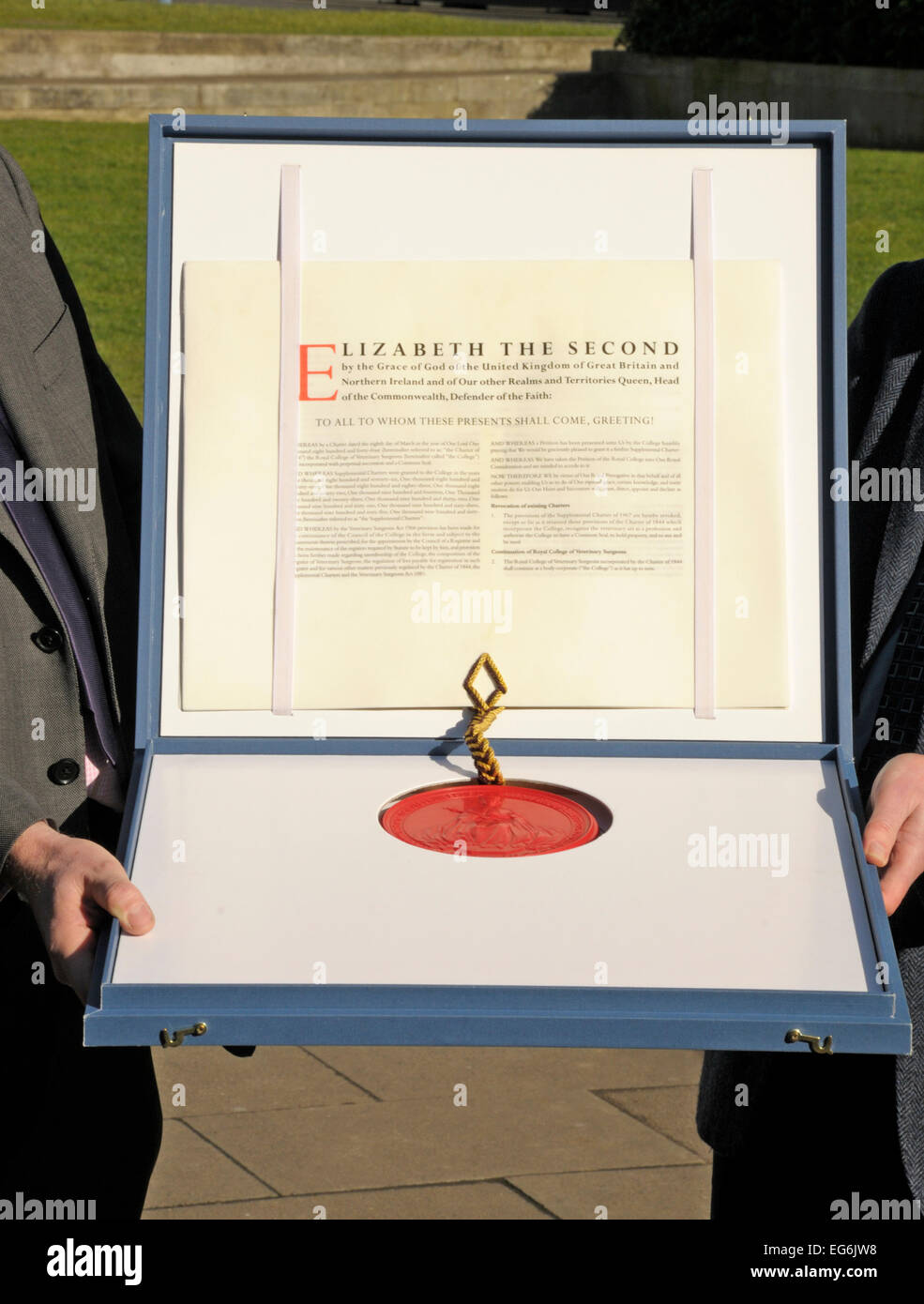 Londres, Reino Unido. 17 Feb, 2015. Nueva Carta Real para el Real Colegio de Veterinarios recogidos de la Cámara de los Lores por el Registrador Gordon Hockey y consultor de Política Jeff Gill Crédito: PjrNews/Alamy Live News Foto de stock