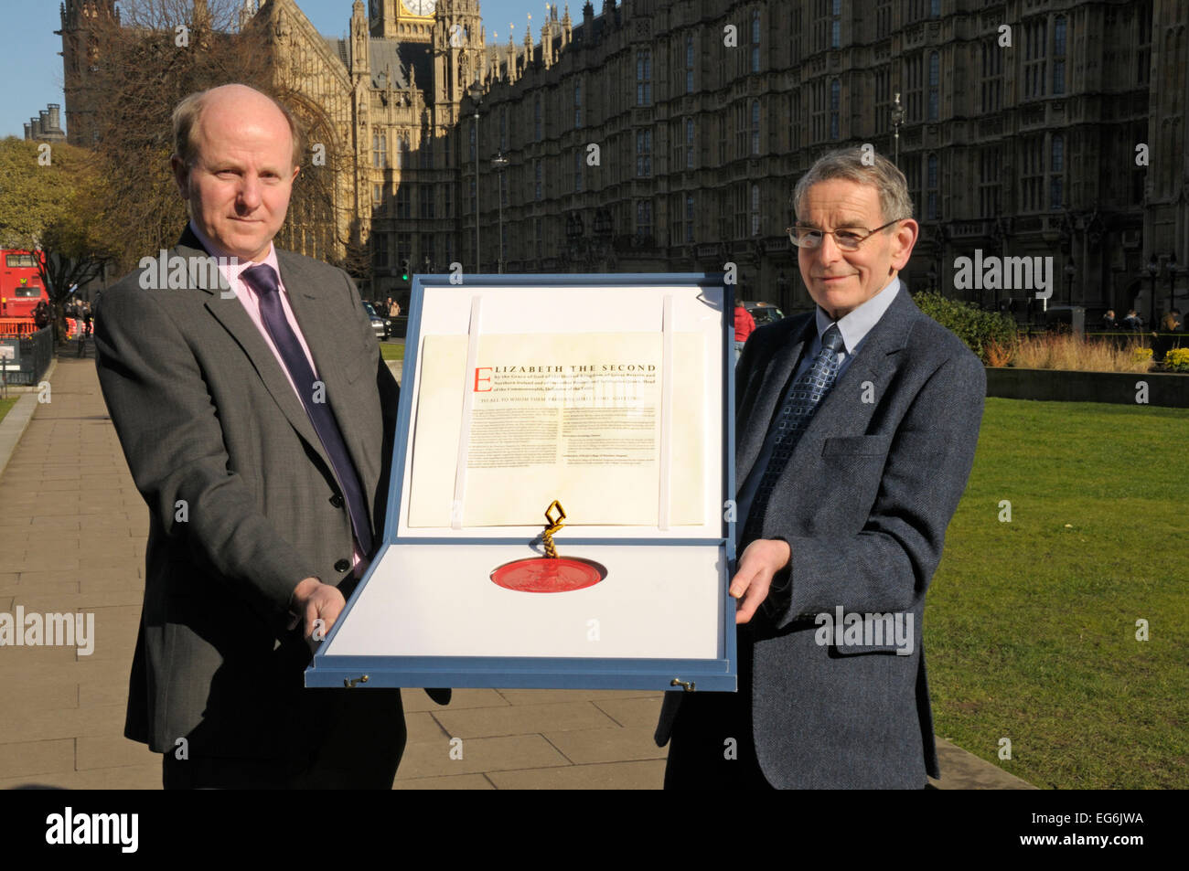 Londres, Reino Unido. 17 Feb, 2015. Nueva Carta Real para el Real Colegio de Veterinarios recogidos de la Cámara de los Lores por el Registrador Gordon Hockey y consultor de Política Jeff Gill - Crédito: PjrNews/Alamy Live News Foto de stock