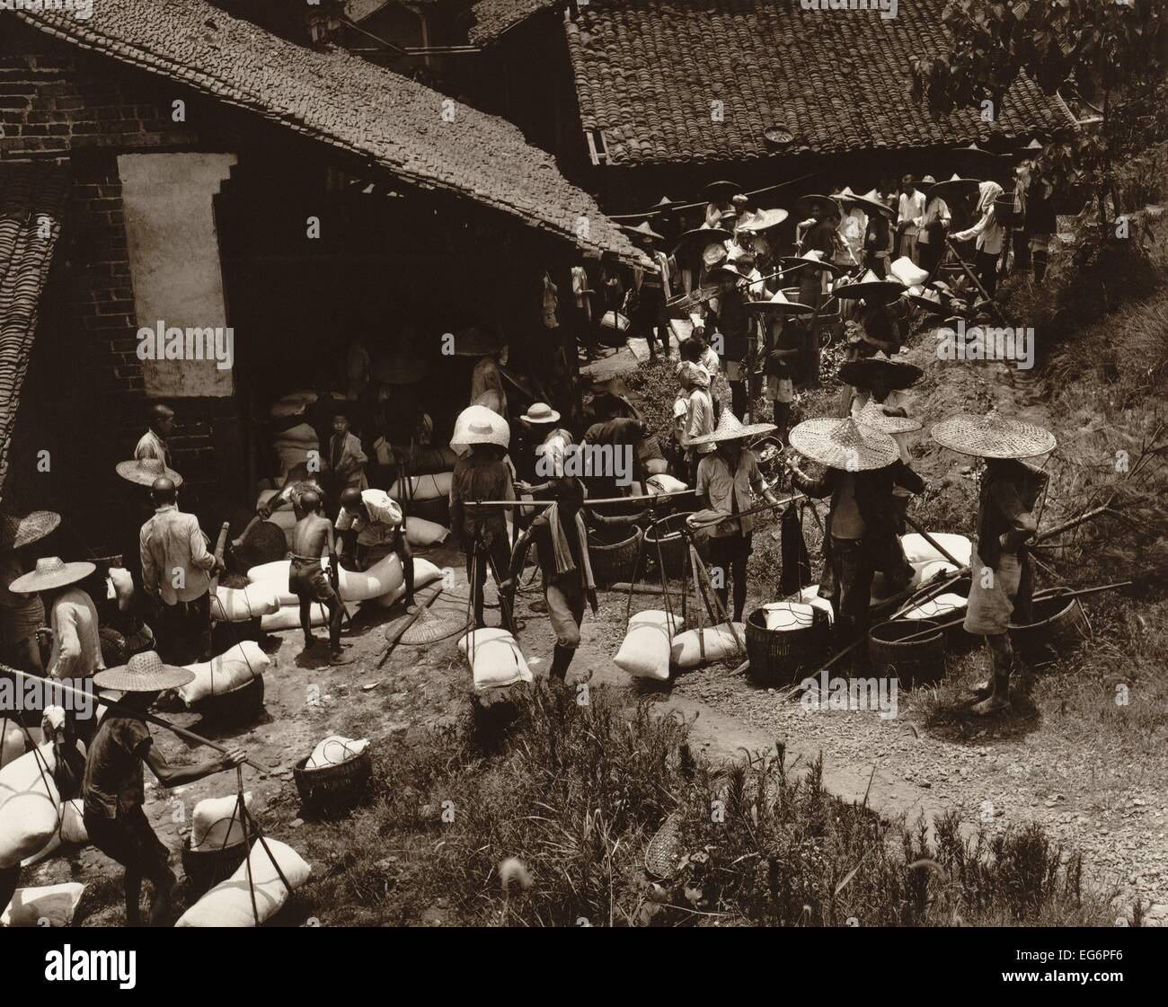 Distribución de arroz durante el tiempo de hambruna en Hengyang o provincia de Yunnan, China. 1946 foto por Arthur Rothstein. - Foto de stock