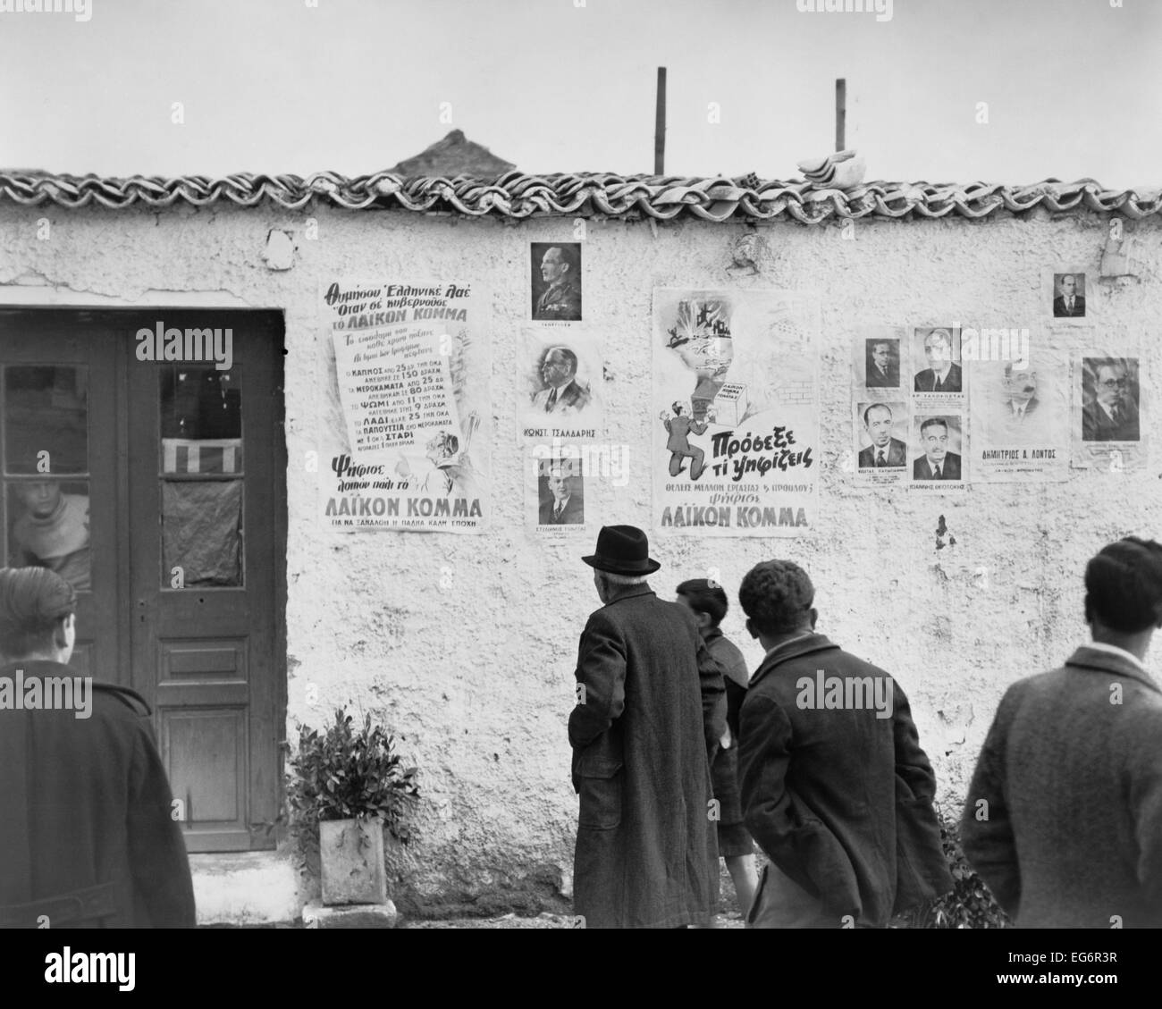 Carteles políticos monárquicos enyesado en la pared exterior de una taberna. Atenas, Grecia, 31 de marzo de 1946. - (BSLOC 2014 15 222) Foto de stock