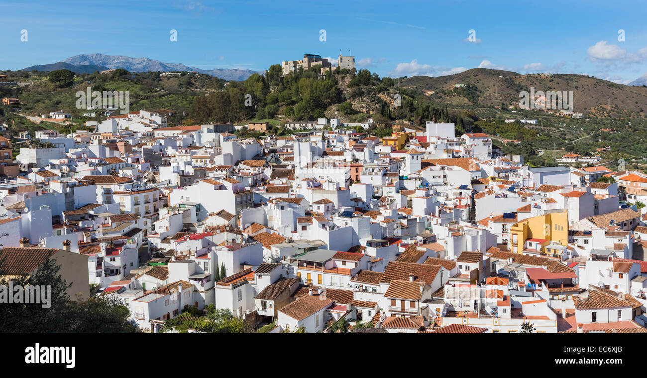 Monda, provincia de Málaga, Andalucía, sur de España. Blanco típico pueblo español. Foto de stock