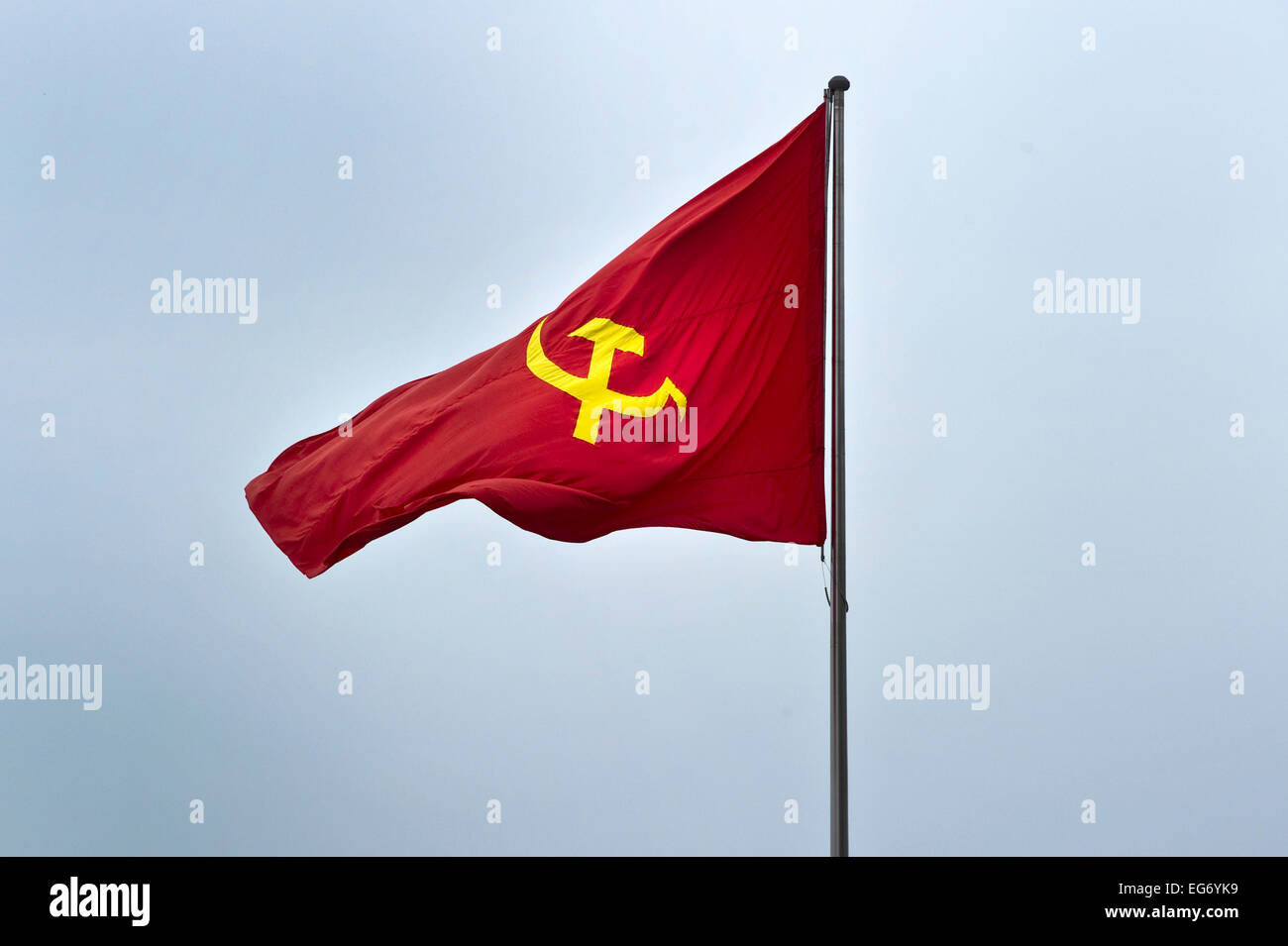 Bandera roja con la hoz y el martillo en Ciudad Ho Chi Minh, Vietnam, el 29 de marzo de 2011. Foto de stock