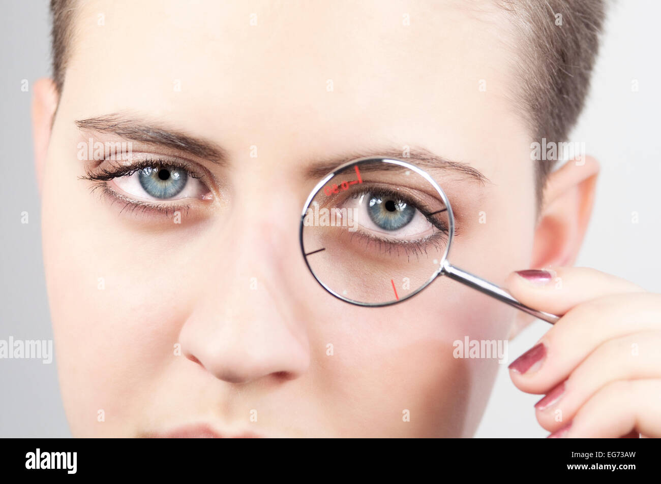 Chica con gafas de dioptrías optometrista Foto de stock