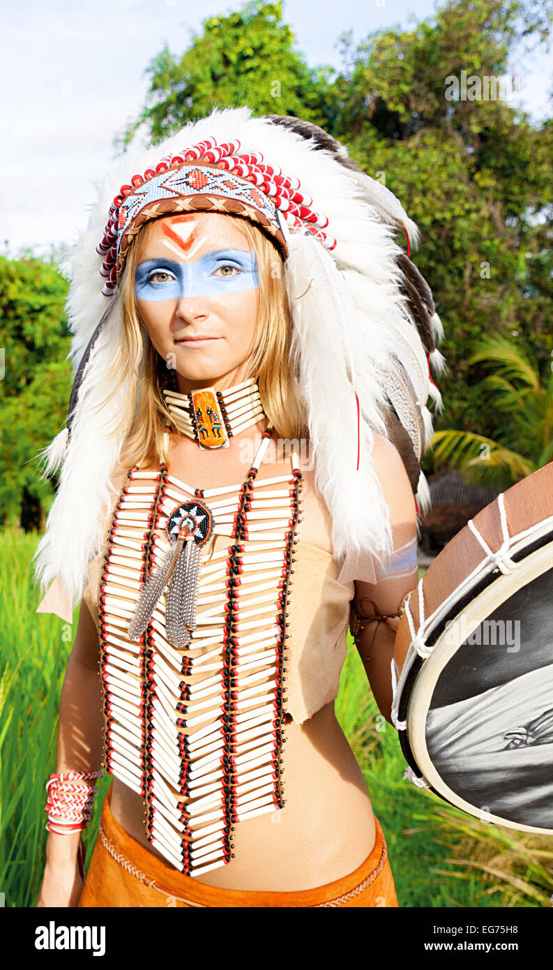 Los indios nativos americanos en la vestimenta tradicional, de pie, a