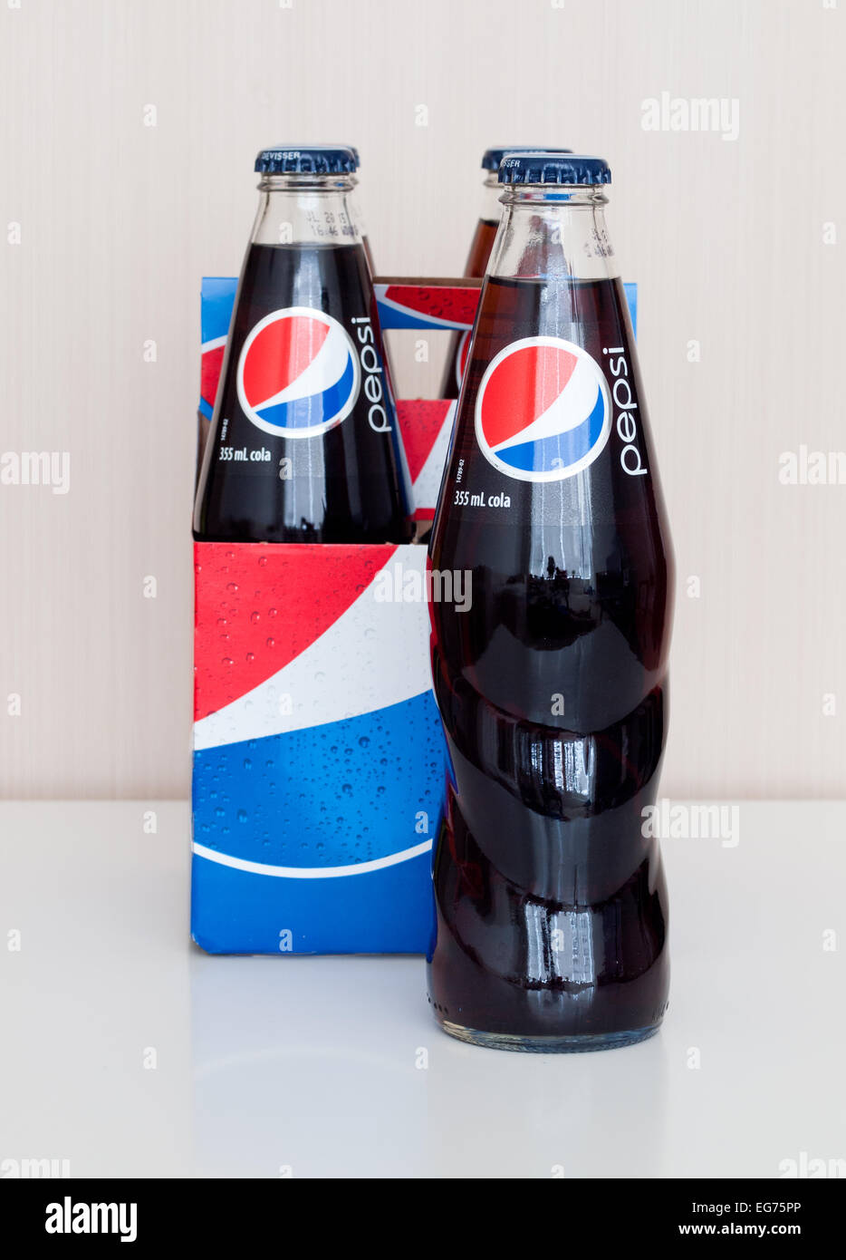 Un 4-pack de 355 mL en frascos de vidrio de Pepsi (Pepsi-Cola). Botellas  canadienses se representa en la foto Fotografía de stock - Alamy