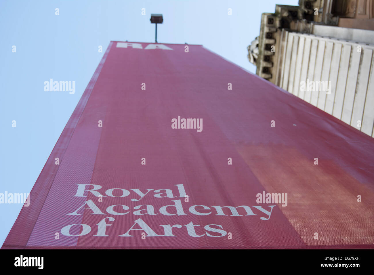 La Royal Academy of Arts banner, Burlington Gardens, Londres, Inglaterra Foto de stock