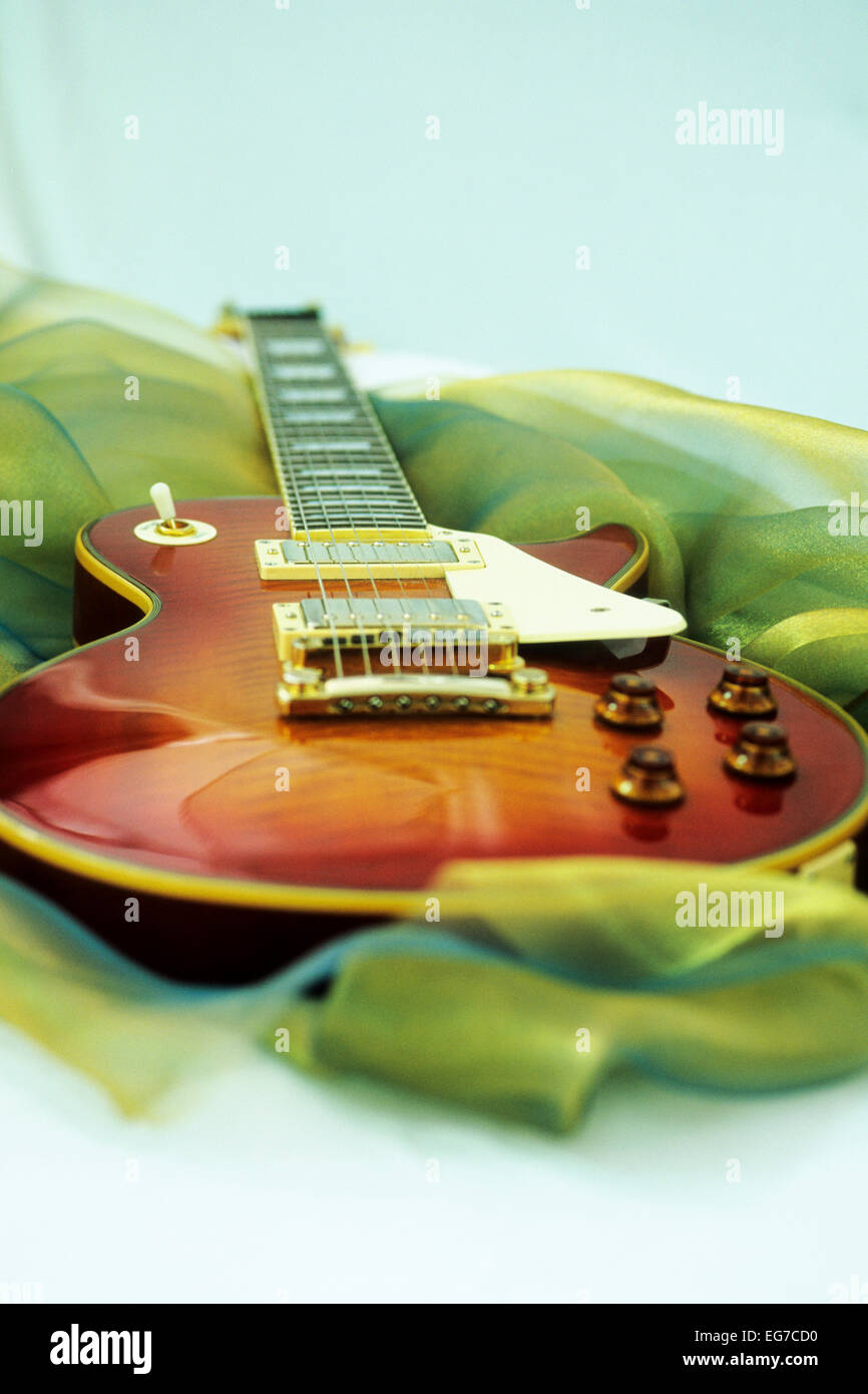 Still life imagen de una Gibson Les Paul guitarra eléctrica estilo tumbado  sobre un fondo de tela Fotografía de stock - Alamy