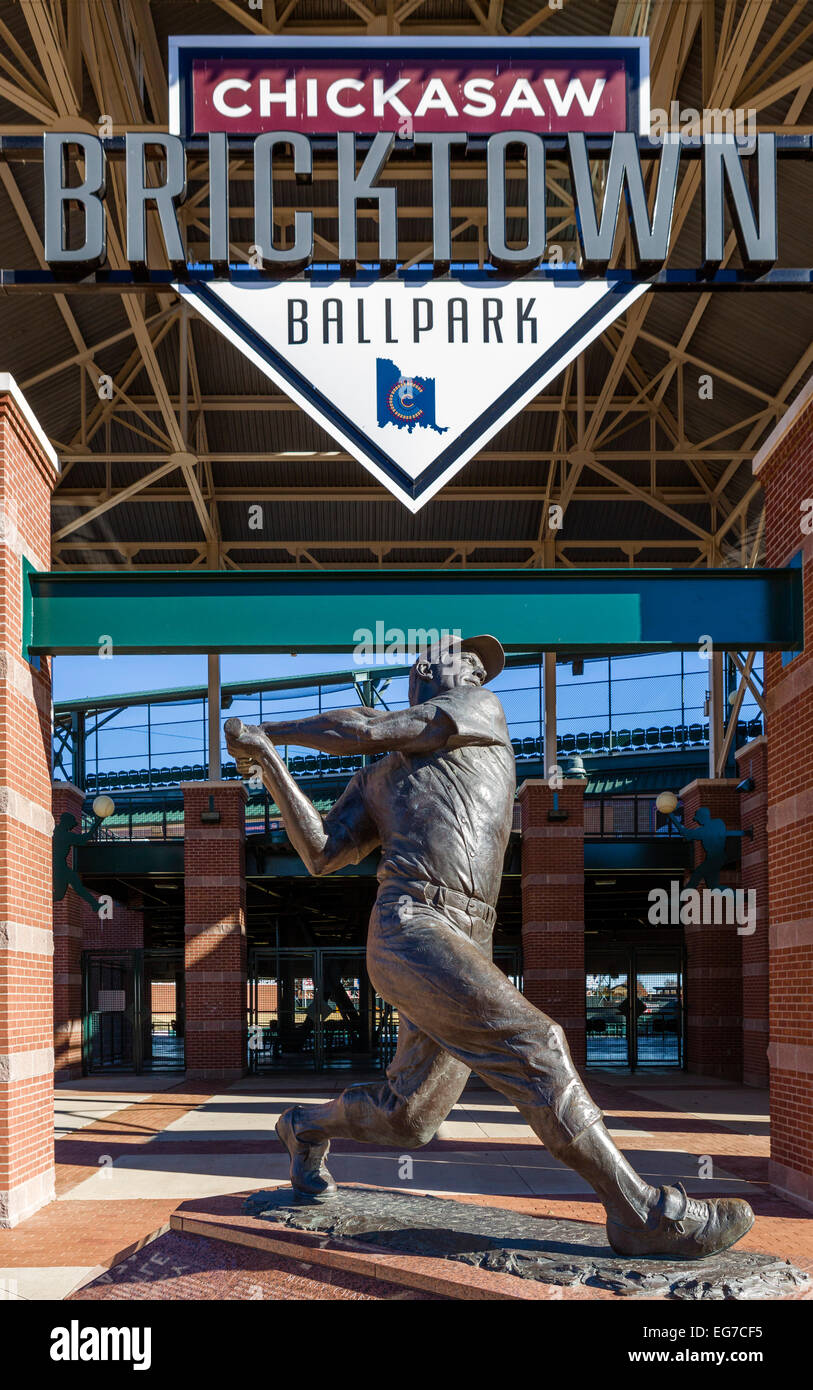 Estatua de Mickey Mantle, fuera de los Chickasaw Bricktown Ballpark, Oklahoma City, Oklahoma, EE.UU. Foto de stock