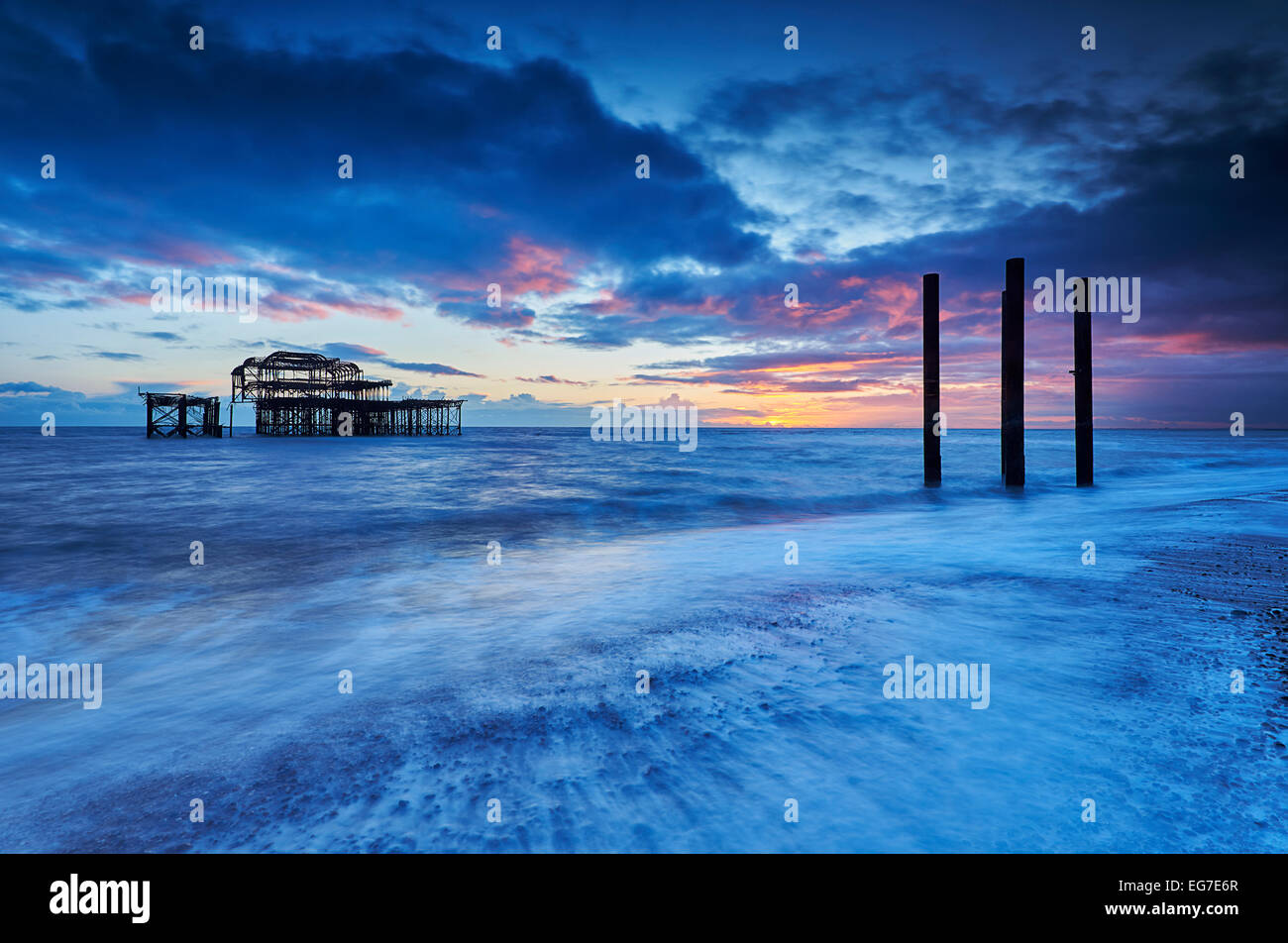 El decadente restos de Brighton West Pier al atardecer con la marea entrante. Foto de stock