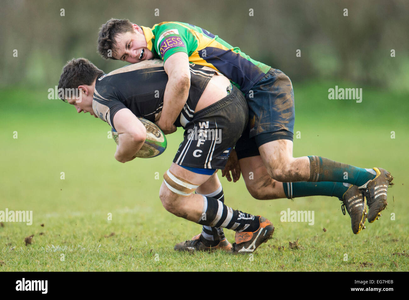 Jugador de rugby, siendo abordadas. Foto de stock