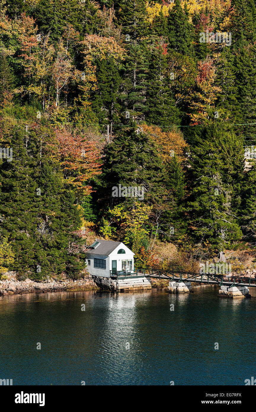 Waterfront cottage, al noreste de Puerto, la isla de Mount Desert, Maine, EE.UU. Foto de stock