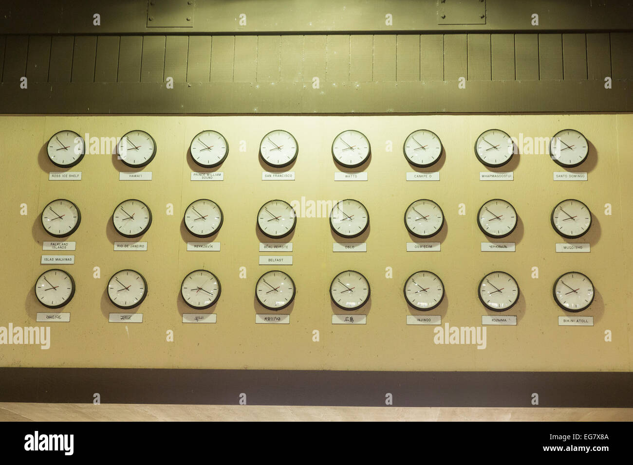 Muro de relojes de pared, en el aeropuerto, mostrando el tiempo durante 24 zonas horarias