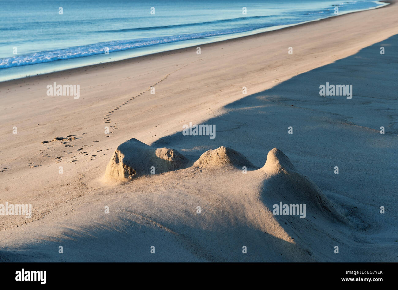 Los vestigios de un castillo de arena en la playa de Nauset, en Cape Cod, Massachusetts, EE.UU. Foto de stock