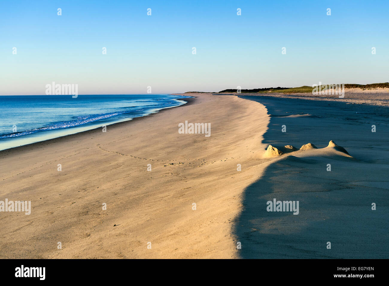 Los vestigios de un castillo de arena en la playa de Nauset, en Cape Cod, Massachusetts, EE.UU. Foto de stock