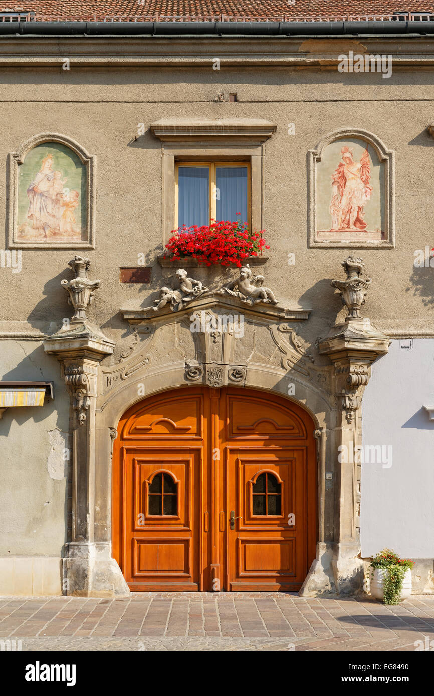 Fachada de la casa, Hauptstraße, centro histórico de Eisenstadt, norte de Burgenland, Burgenland, Austria Foto de stock
