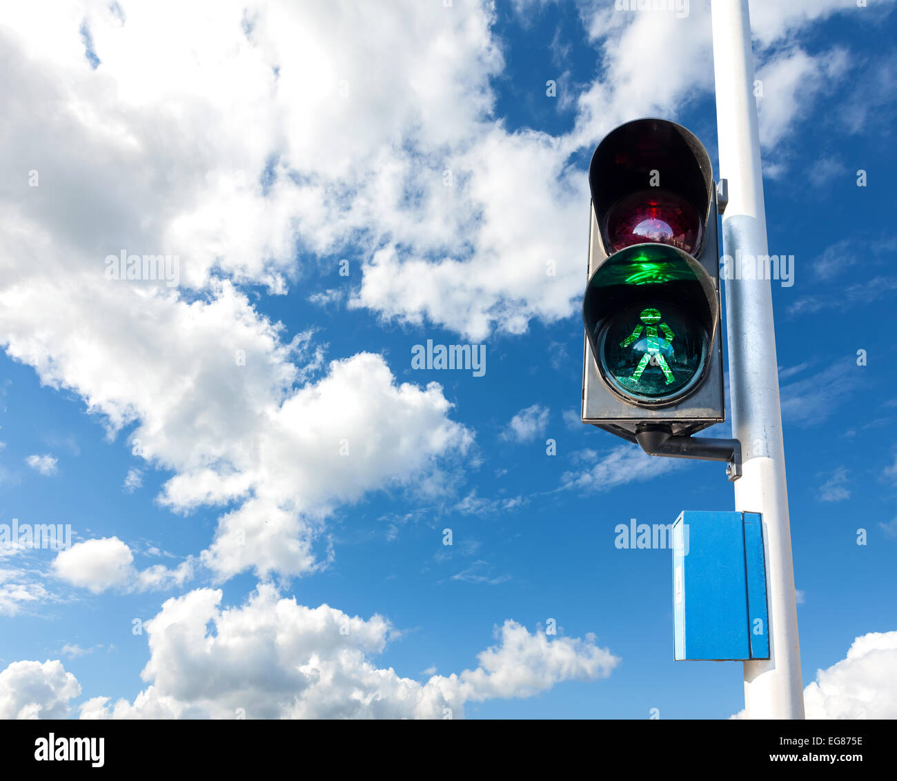 El color verde en el semáforo de peatones, concepto foto. Foto de stock