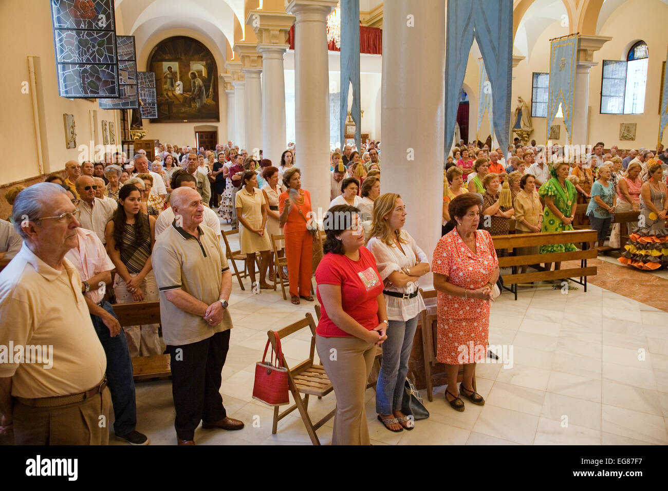 Misa en la Iglesia del Rosario Fuengirola Málaga Costa del Sol Andalucía España celebracion de una misa en la iglesia del rosar Foto de stock