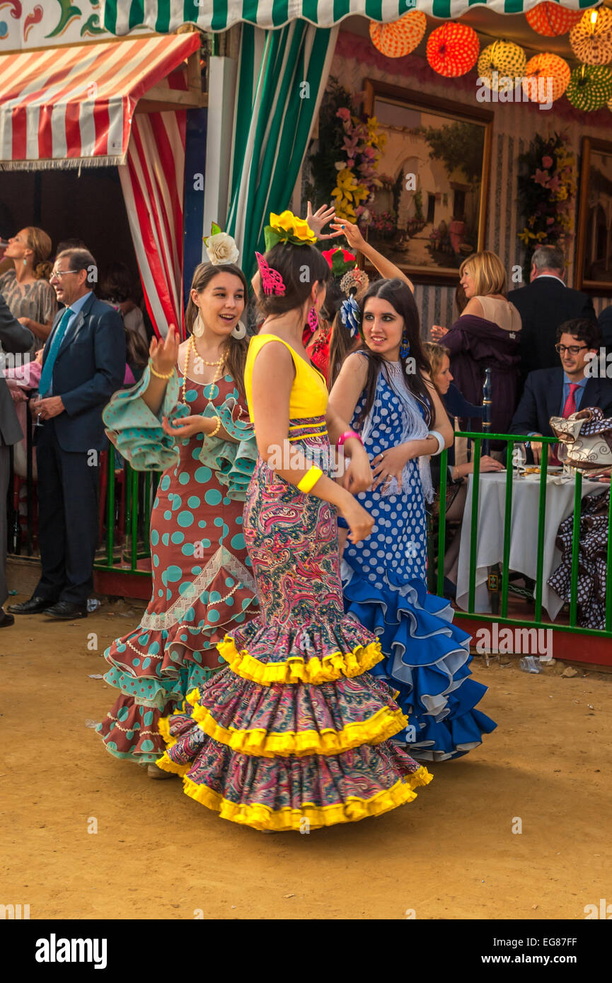 Sevilla, España - 26 de abril: Las mujeres que realizan sevillanas en la Feria de Abril de Sevilla, 26 de abril de 2012 en Sevilla, España. Foto de stock