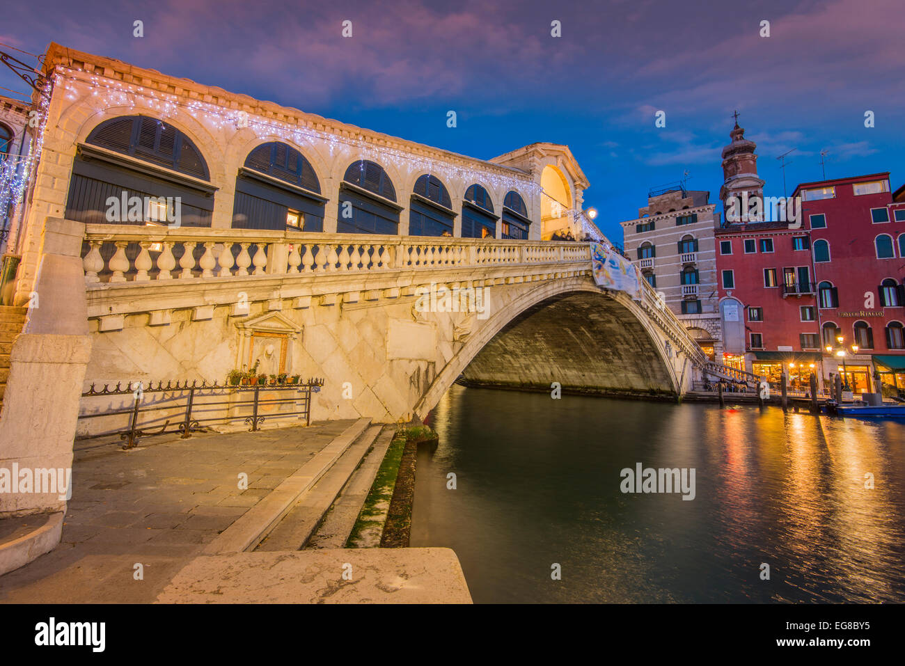 Al atardecer, el Puente Rialto Venecia, Véneto, Italia Foto de stock