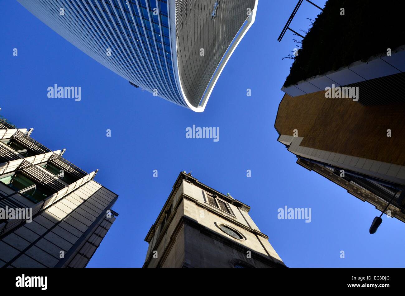 Buscando en Fenchurch Street, City de Londres - con Wren's St Margaret Pattens Iglesia y el edificio de Walkie Talkie Foto de stock