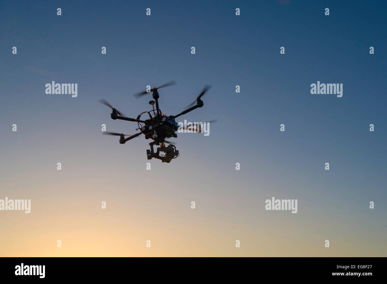 Drone volando y despegue con el operador Foto de stock