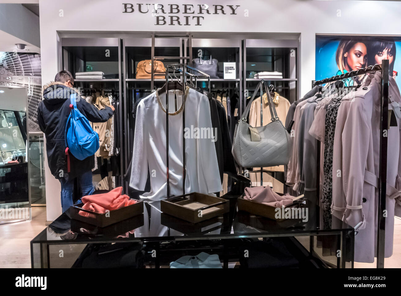 Berlín, Alemania, el tiendas de de diseñadores de ropa, dentro del "Galeries Lafayette" Department Store, Burberry, moderno diseño interior minorista Fotografía de stock - Alamy