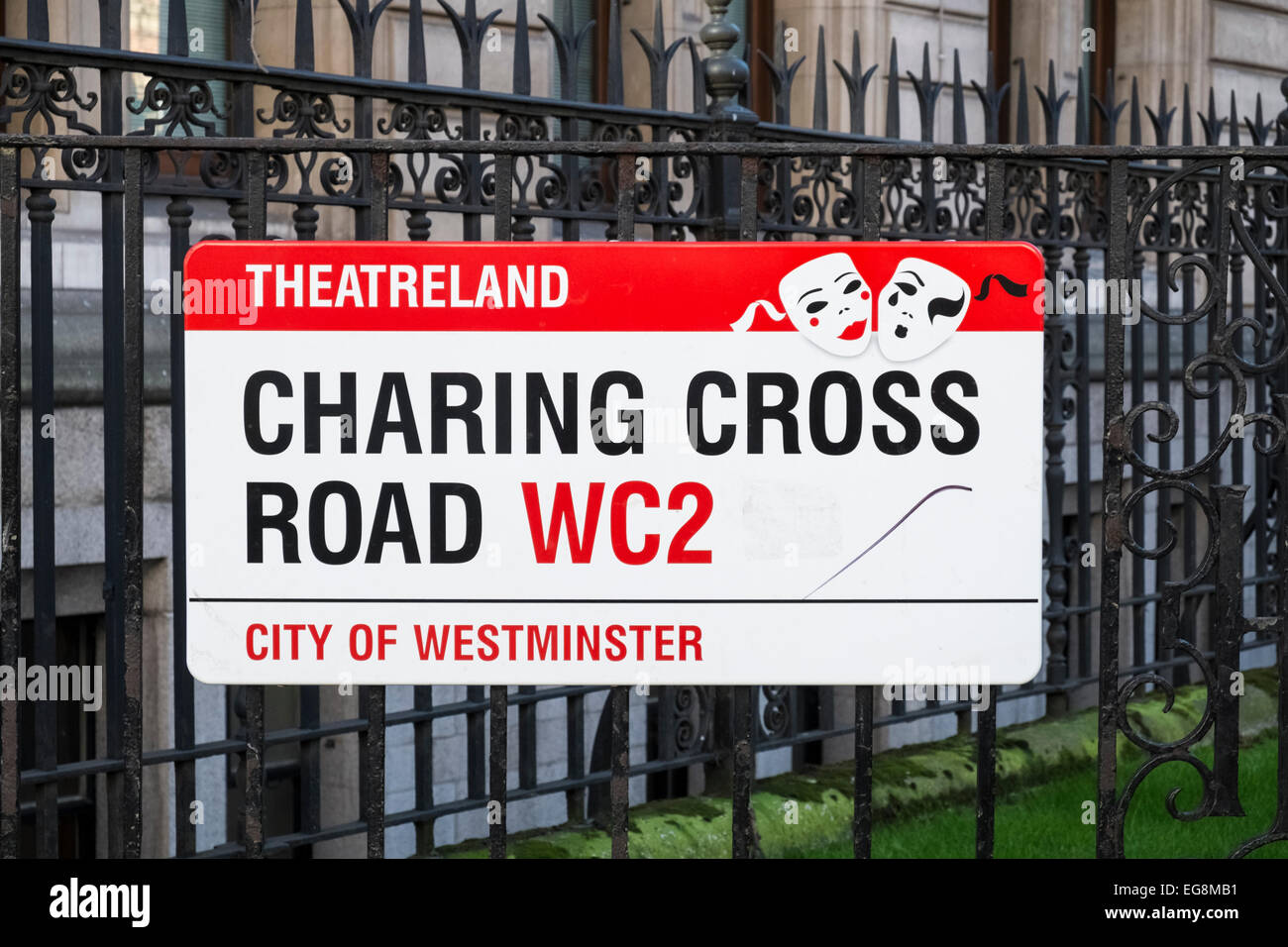 Charing Cross Road, WC2 el nombre de la calle signo, indicando la ubicación de los Teatros londinenses. Foto de stock
