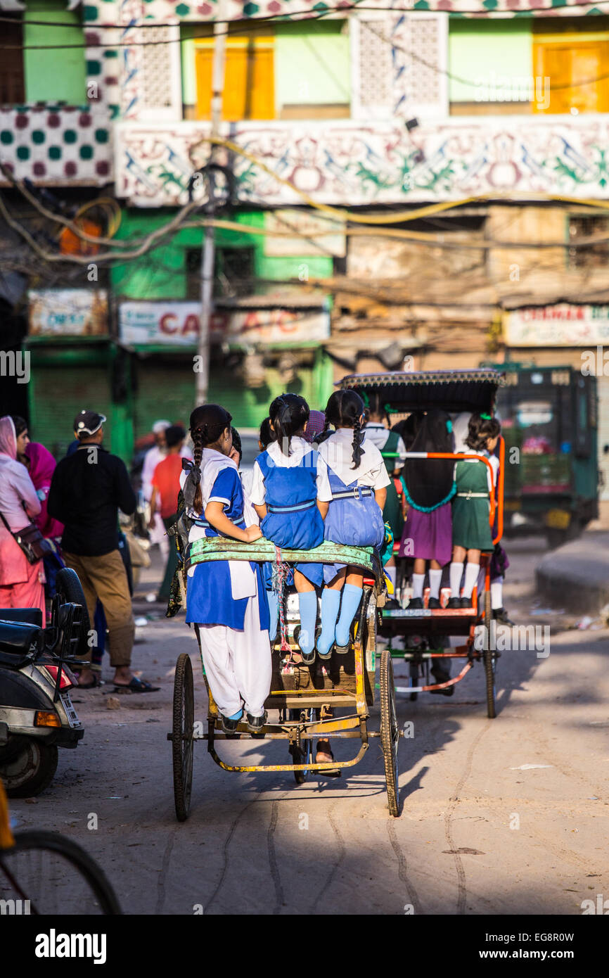 Las niñas en su camino a la escuela en un ciclo rickshaw, Vieja Delhi, India Foto de stock