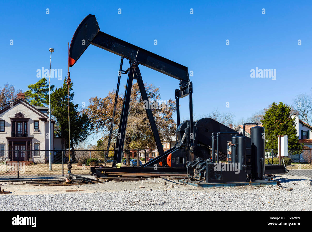 Pozo de petróleo en un entorno urbano, N Lincoln Blvd, Oklahoma City, Oklahoma, EE.UU. Foto de stock