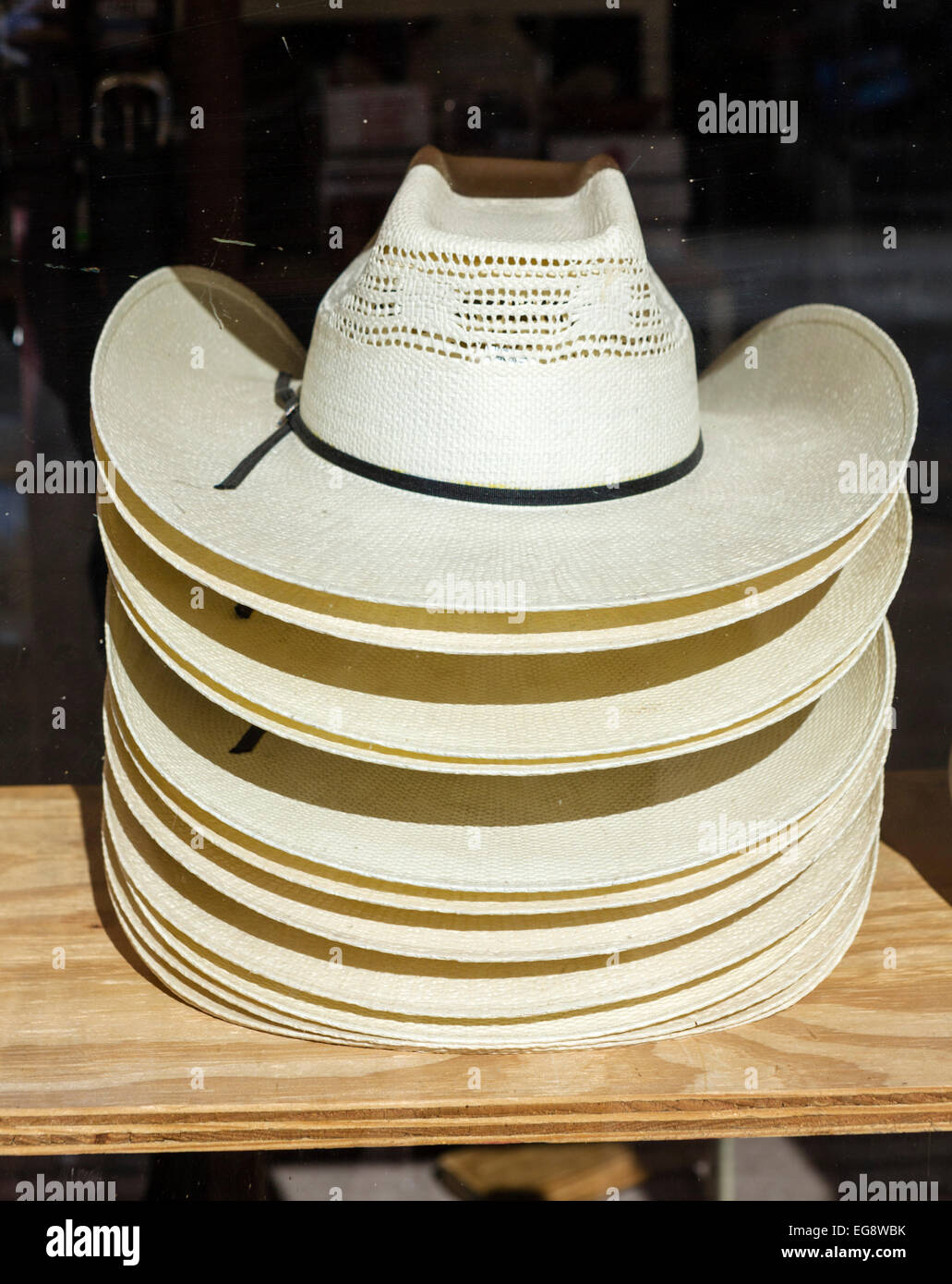 Cowboy hats in store in fotografías e imágenes de alta resolución - Alamy