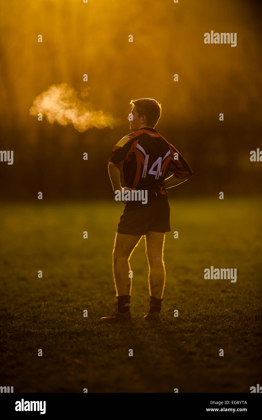 Jugador de rugby de la respiración durante el tiempo frío Foto de stock