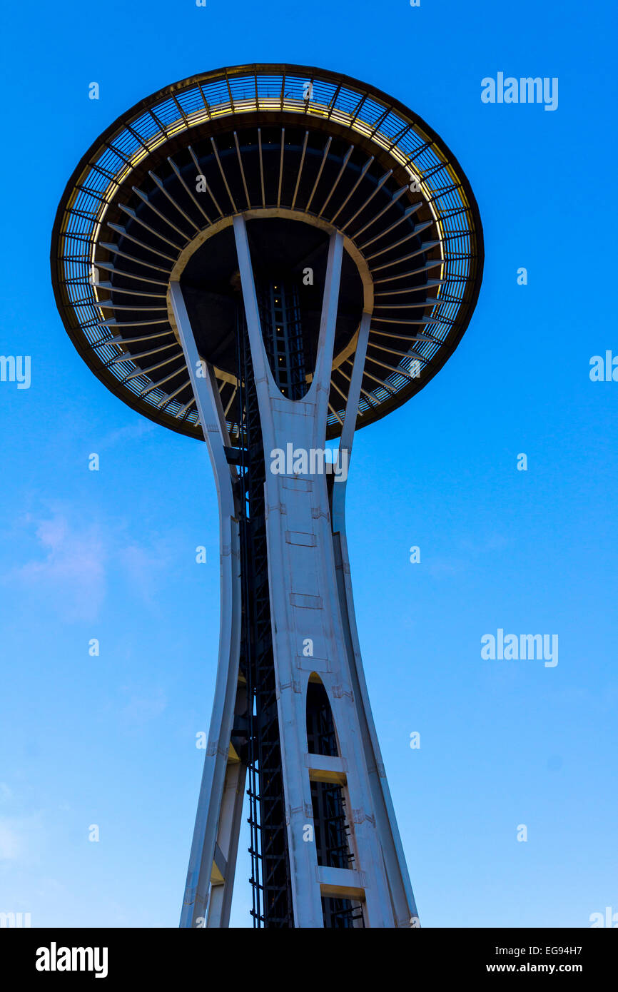 La famosa Seattle Space Needle iluminado contra el cielo azul oscuro. Foto de stock