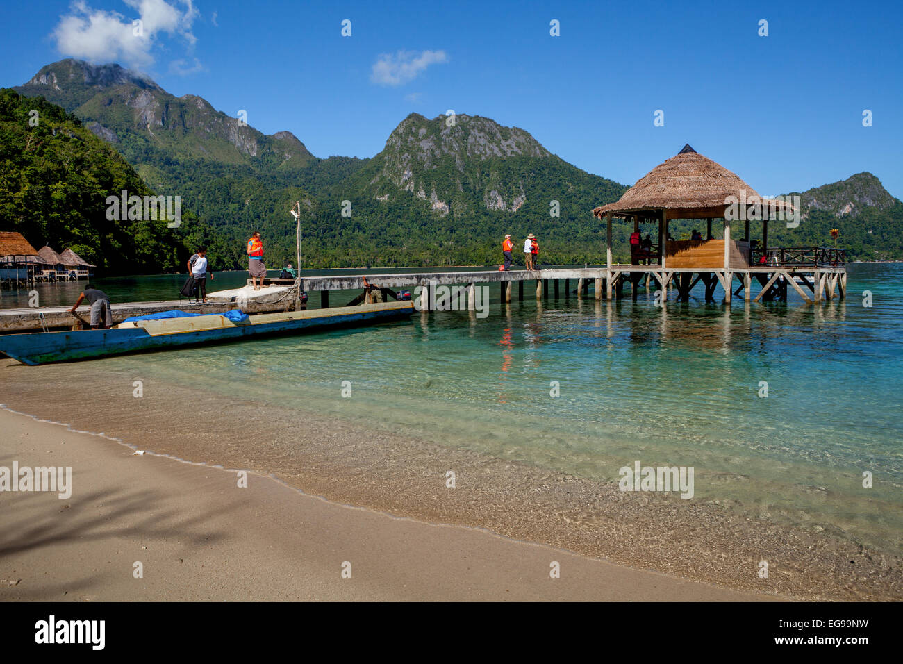 Embarcadero de madera para el turismo en la playa de Ora en Seram Norte, Maluku Central, Maluku, Indonesia. Foto de stock