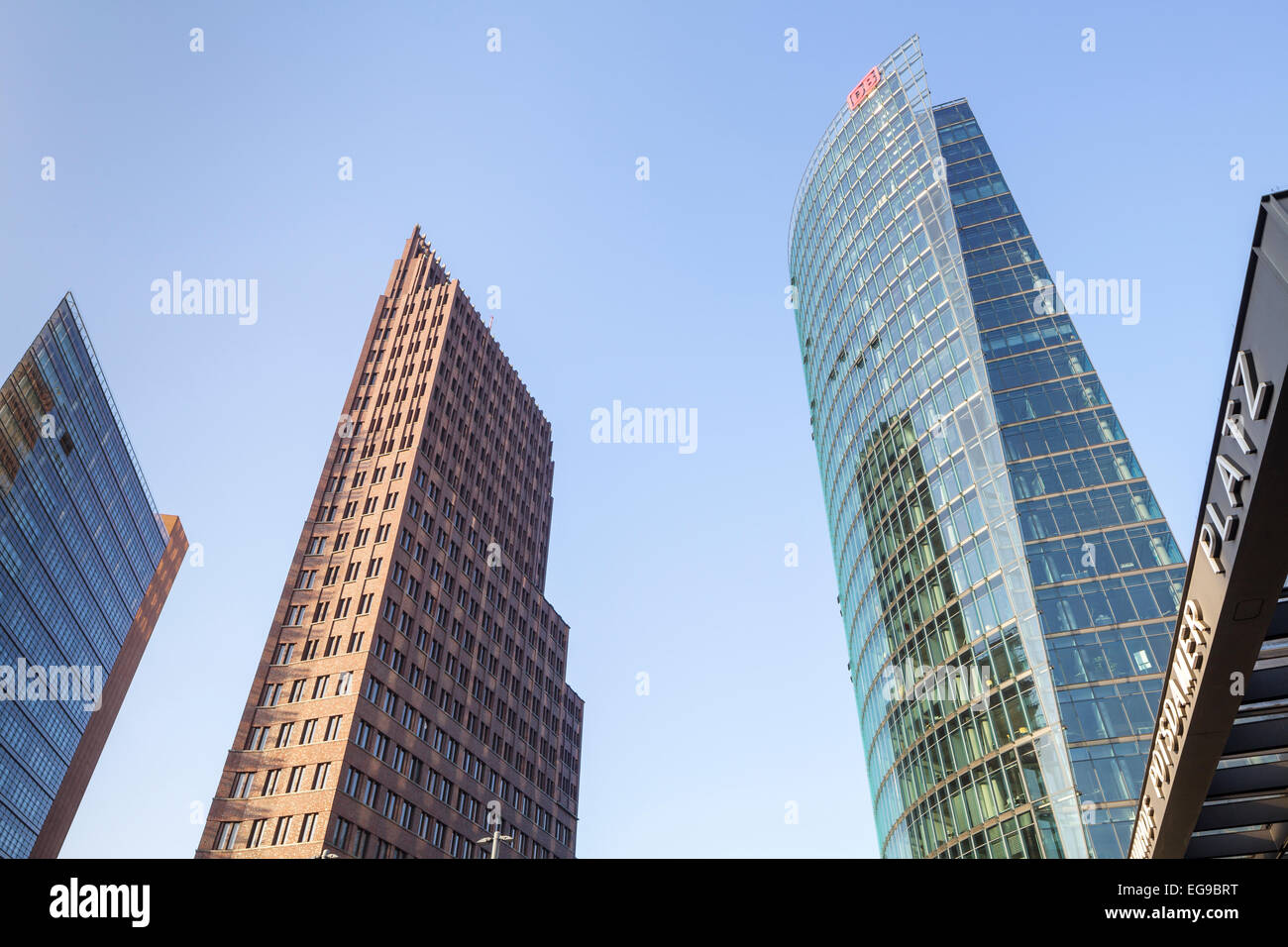 Potsdamer Platz, con Potsdamer Platz 11 por Renzo Piano, Torre Kollhoff y DB Bahn Tower, Berlín, Alemania Foto de stock