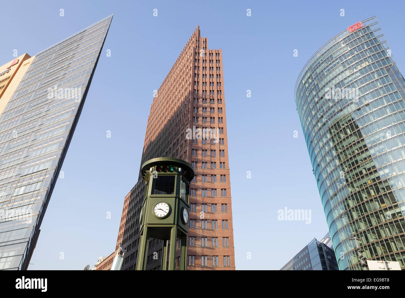 Potsdamer Platz, con Potsdamer Platz 11 por Renzo Piano, Torre Kollhoff, DB Bahn Tower y semáforos histórico, Berlín, Germen Foto de stock