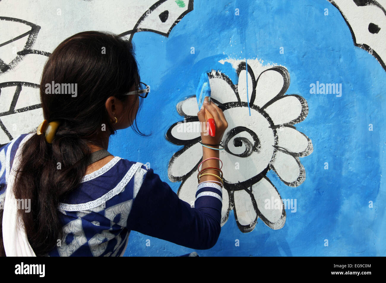 Dhaka, Bangladesh, 20 Feb, 2015. Estudiante de bellas artes de Bangladesh  pinturas de la pared como parte de la decoración para la celebración del Día  Internacional de la Lengua Materna Fotografía de