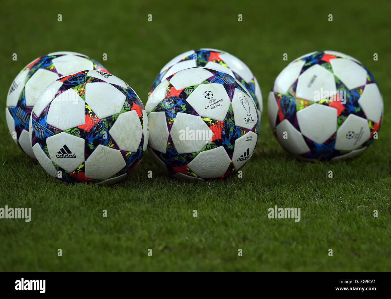 Balones de futbol adidas fotografías e imágenes de alta resolución - Alamy
