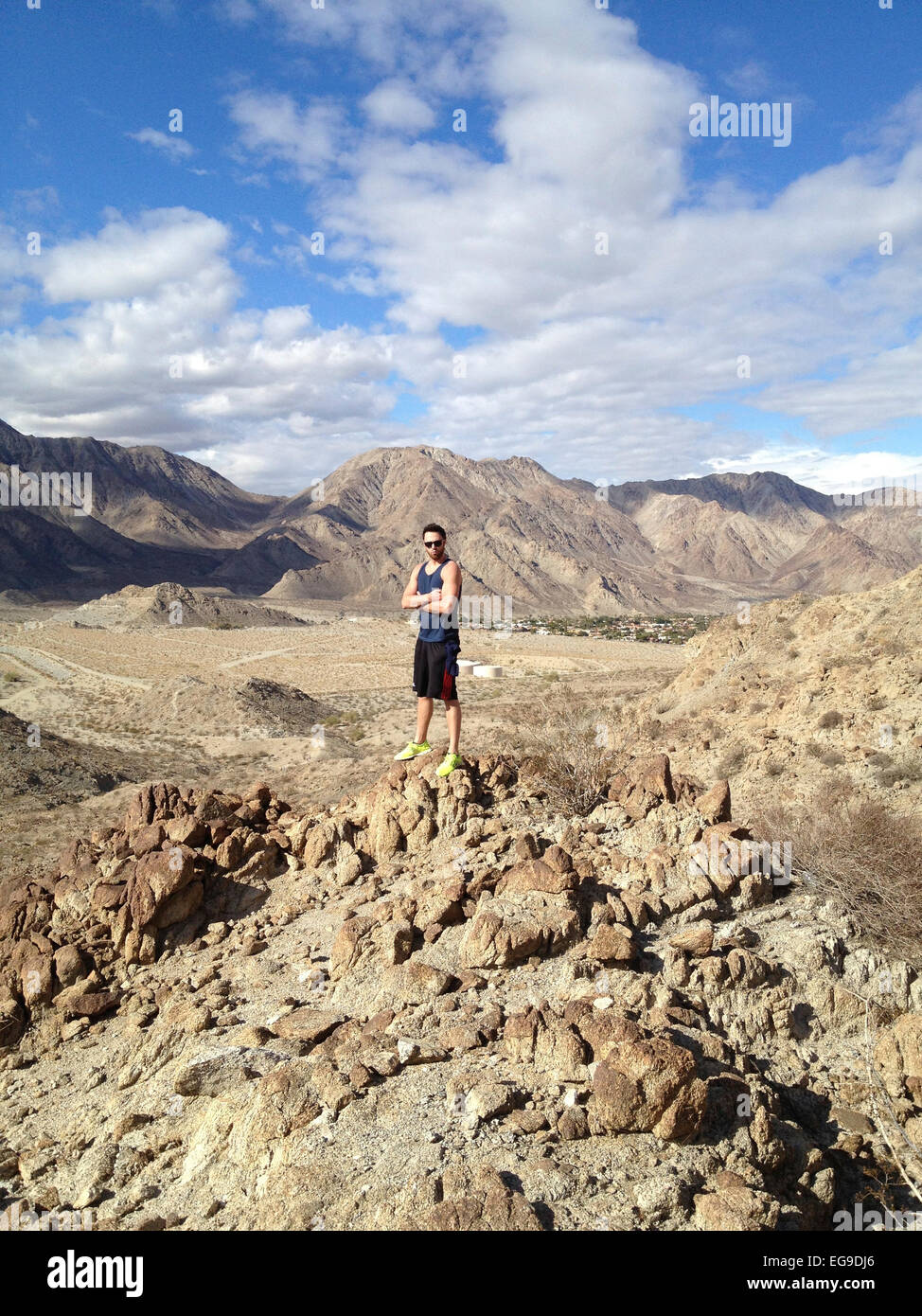 El hombre en la montaña con vistas valle abajo Foto de stock