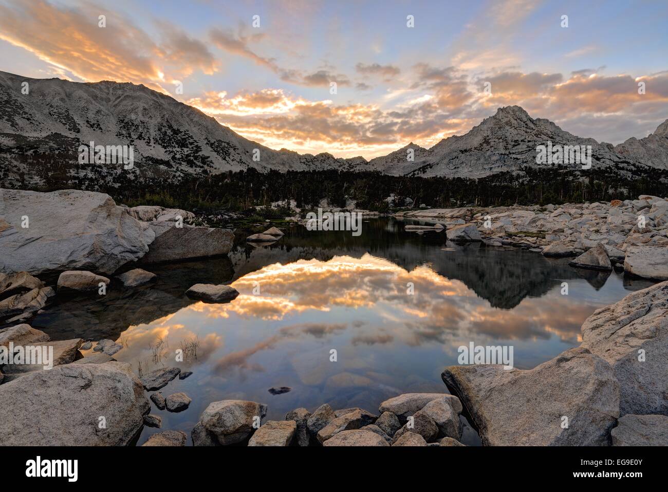 California, Estados Unidos, el Parque Nacional Kings Canyon, amanecer sobre Kearsarge Pass Foto de stock