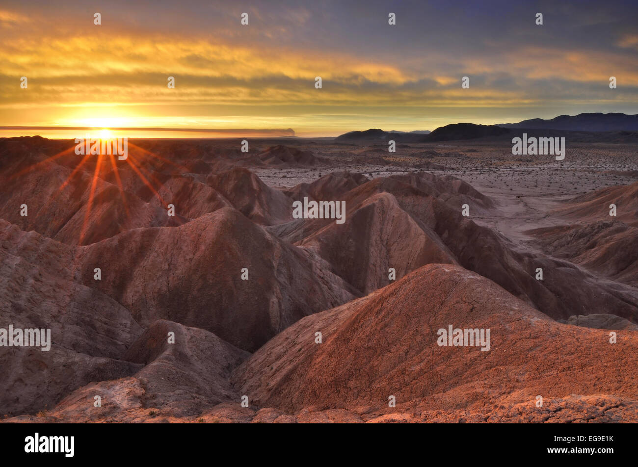 California, Estados Unidos, Anza-Borrego State Park, amanecer sobre badlands Foto de stock