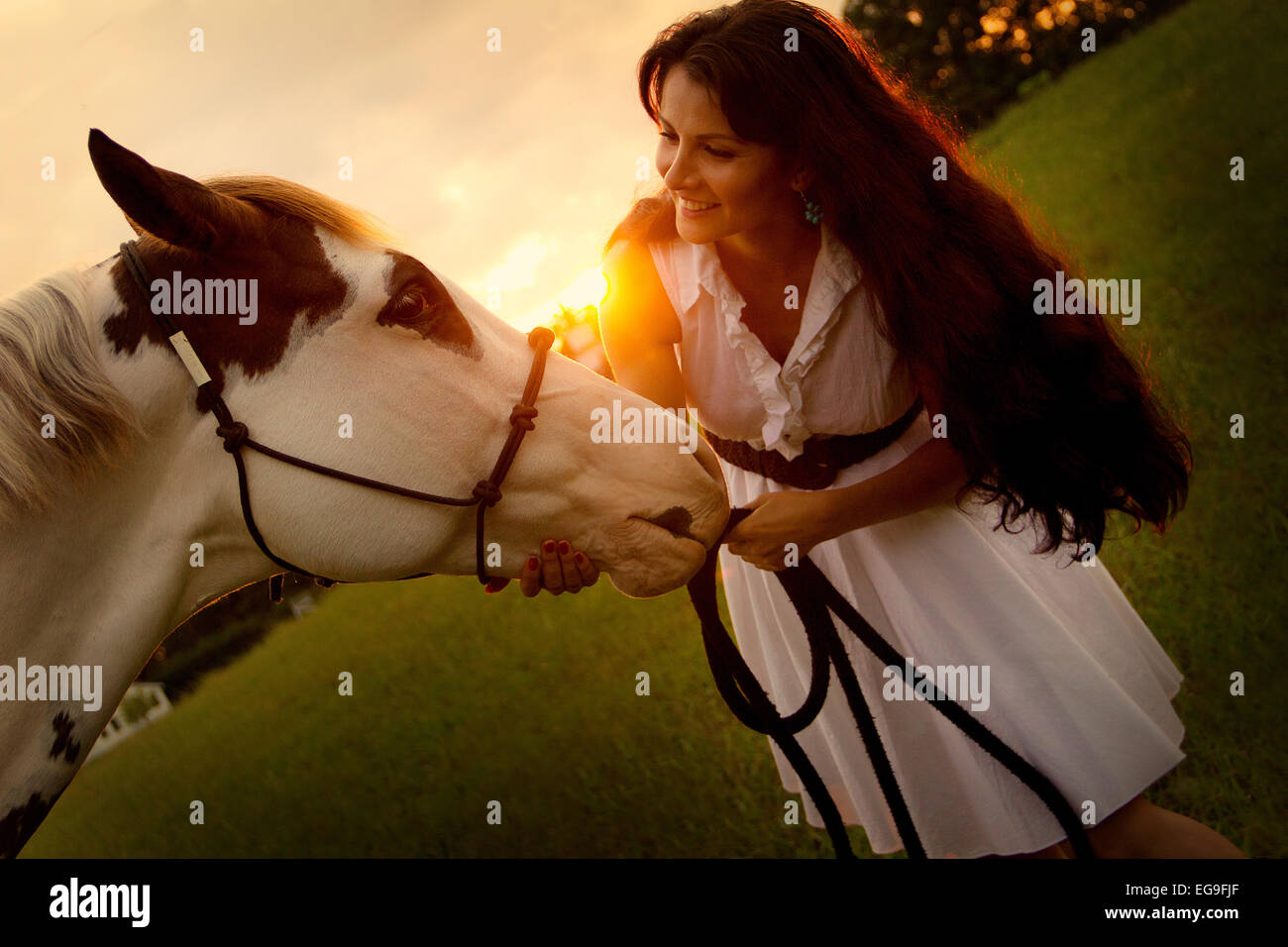 Retrato de mujer de pie con su caballo Foto de stock