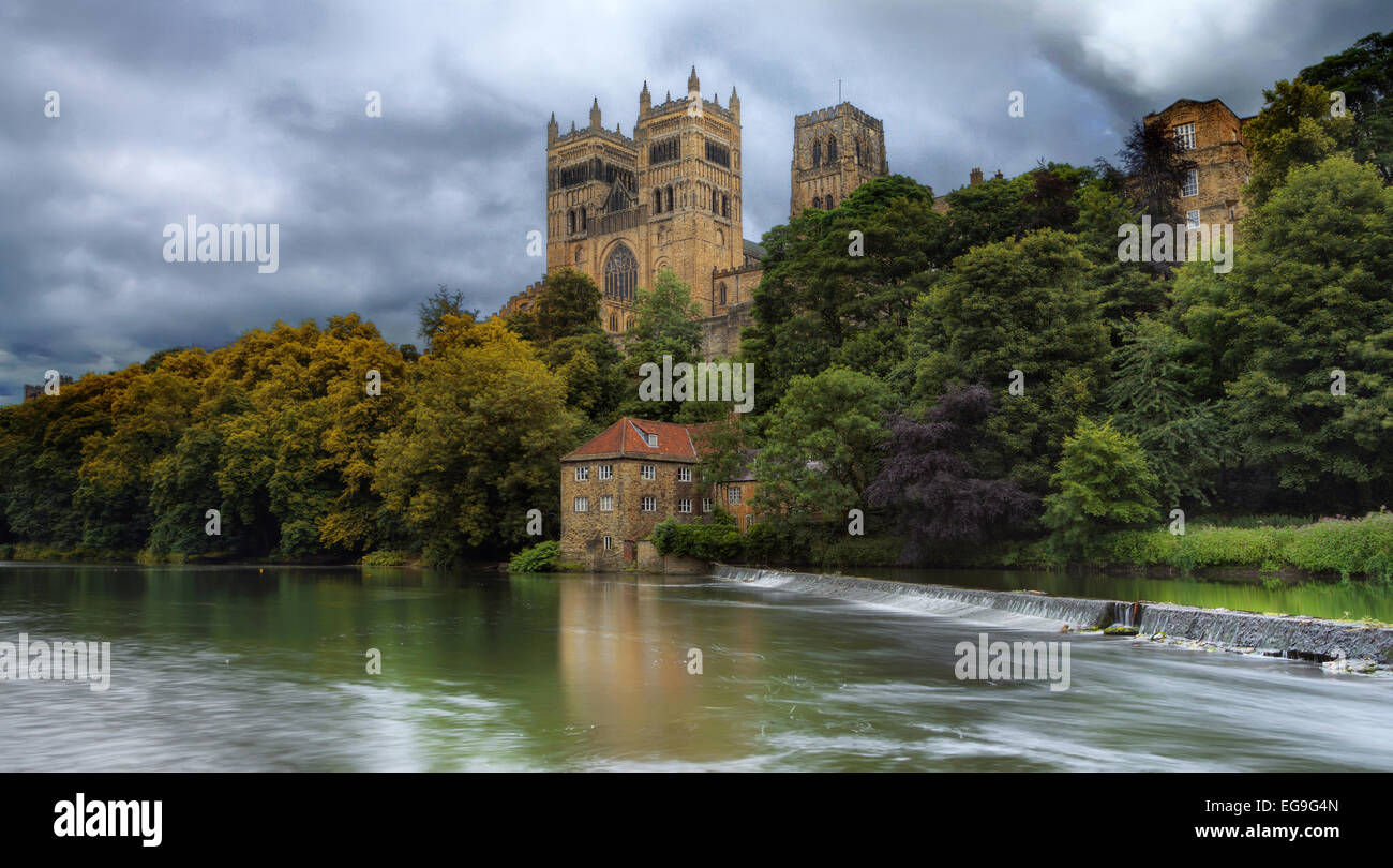 Reino Unido, Inglaterra, la catedral de Durham a orillas del río el desgaste Foto de stock