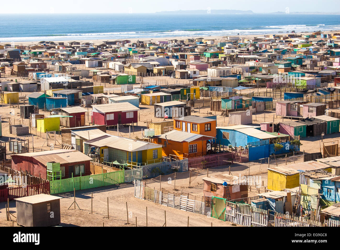 Chile, un alto ángulo de visualización de multicolor cabañas en Playa Foto de stock