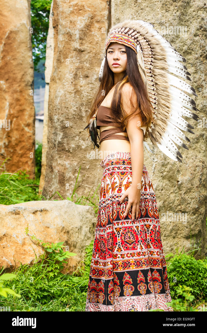 Los indios nativos americanos en la vestimenta tradicional, de pie a