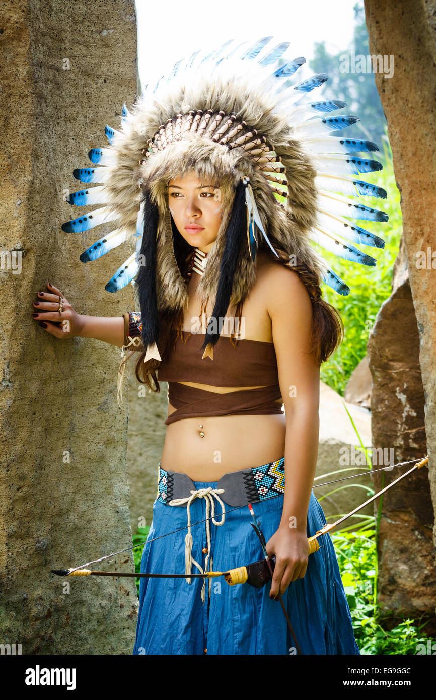 Giotto Dibondon Belicoso Frente a ti Los indios nativos americanos, con la vestimenta tradicional de pie en un  bosque de piedra en la falda azul Fotografía de stock - Alamy